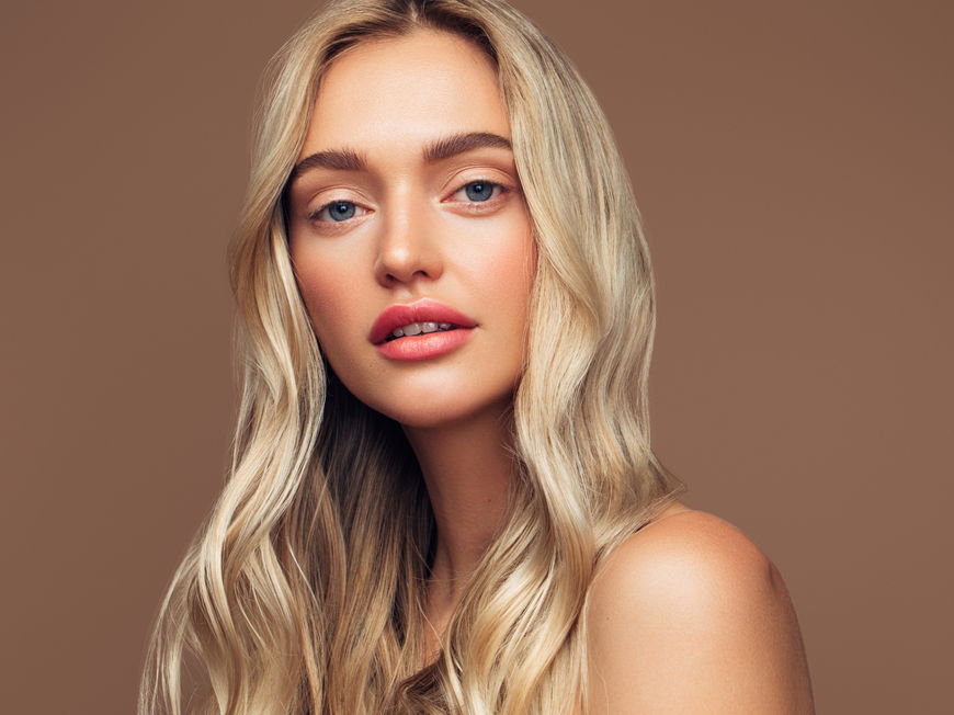 Junge Frau mit blonden Haaren