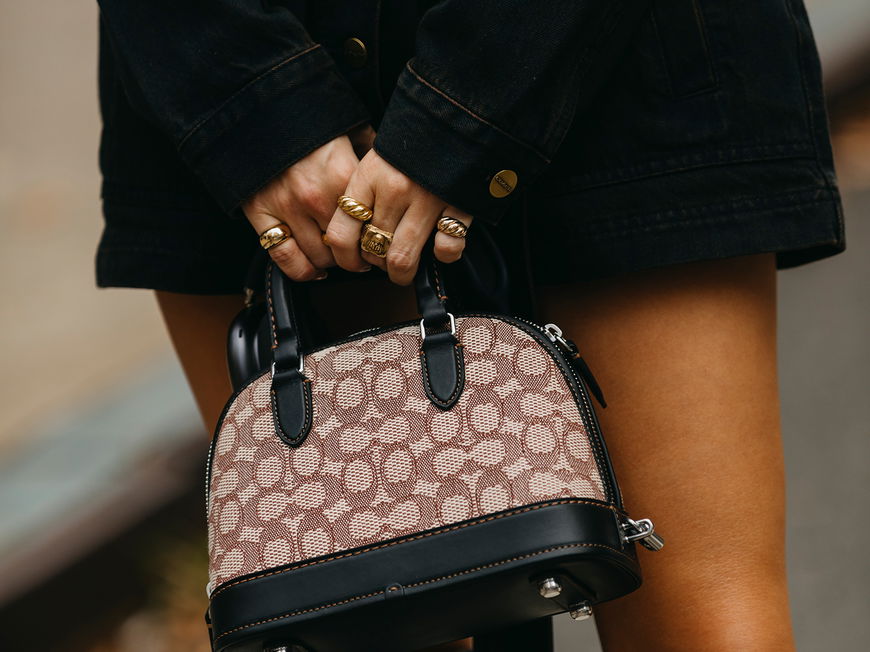 Junge Frau hält eine stylische Tasche in der Hand