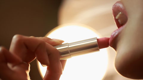Der Glossy Balm von Hourglass macht aus trockenen Lippen den perfekten Kussmund