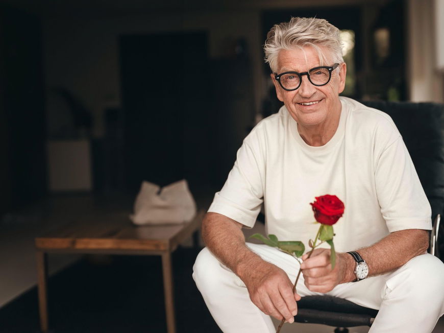 Franz Stärk mit einer Rose in der Hand.