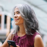 Gegen Trockenheit: So bringst du graue Haare zum Glänzen