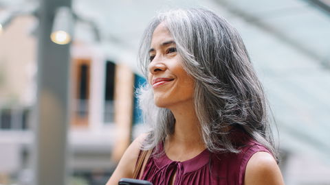 Gegen Trockenheit: So bringst du graue Haare zum Glänzen