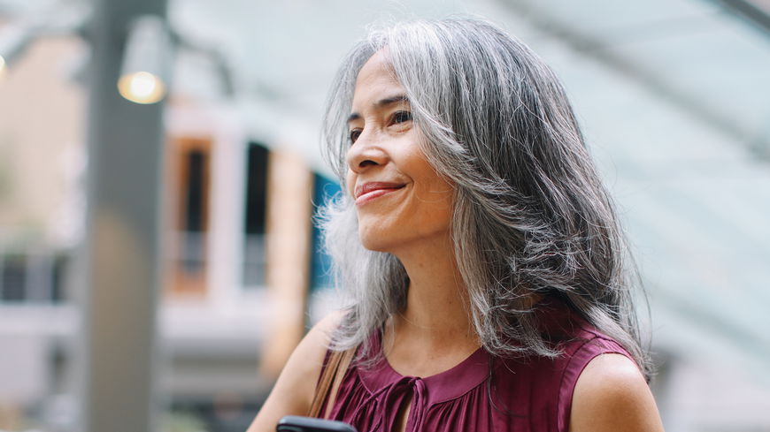 Gegen Trockenheit: So bringst du graue Haare zum Glänzen