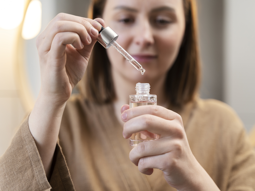Frau hält Haut-Serum