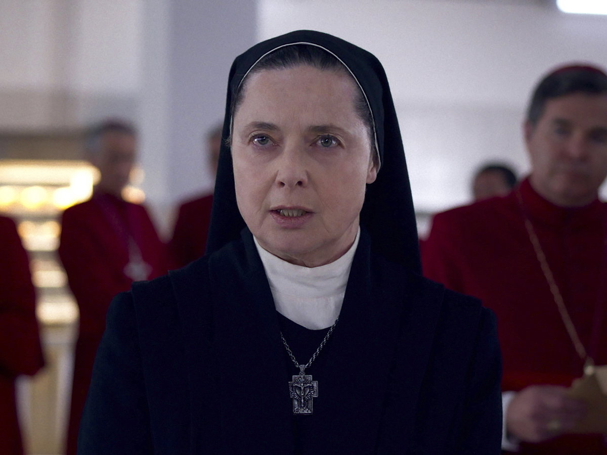 Isabella Rossellini im Kostüm einer Nonne.