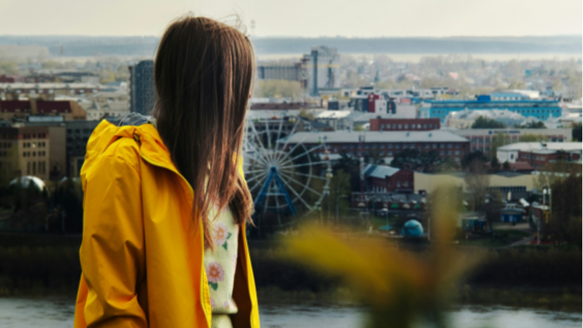 Outdoor-Mode für Frauen: So kombinierst du praktische Regenjacken mit urbanem Chic