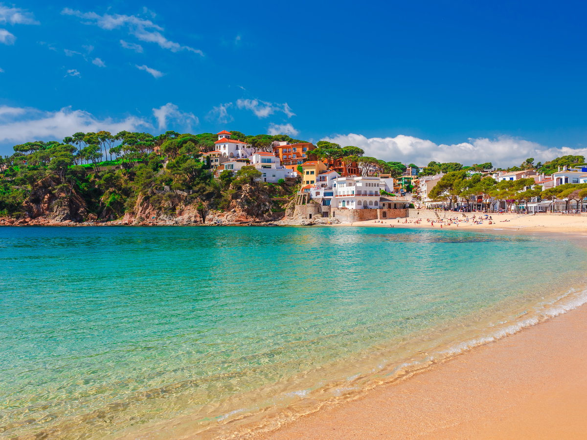 Der Strand von Llafranc an der Costa Brava