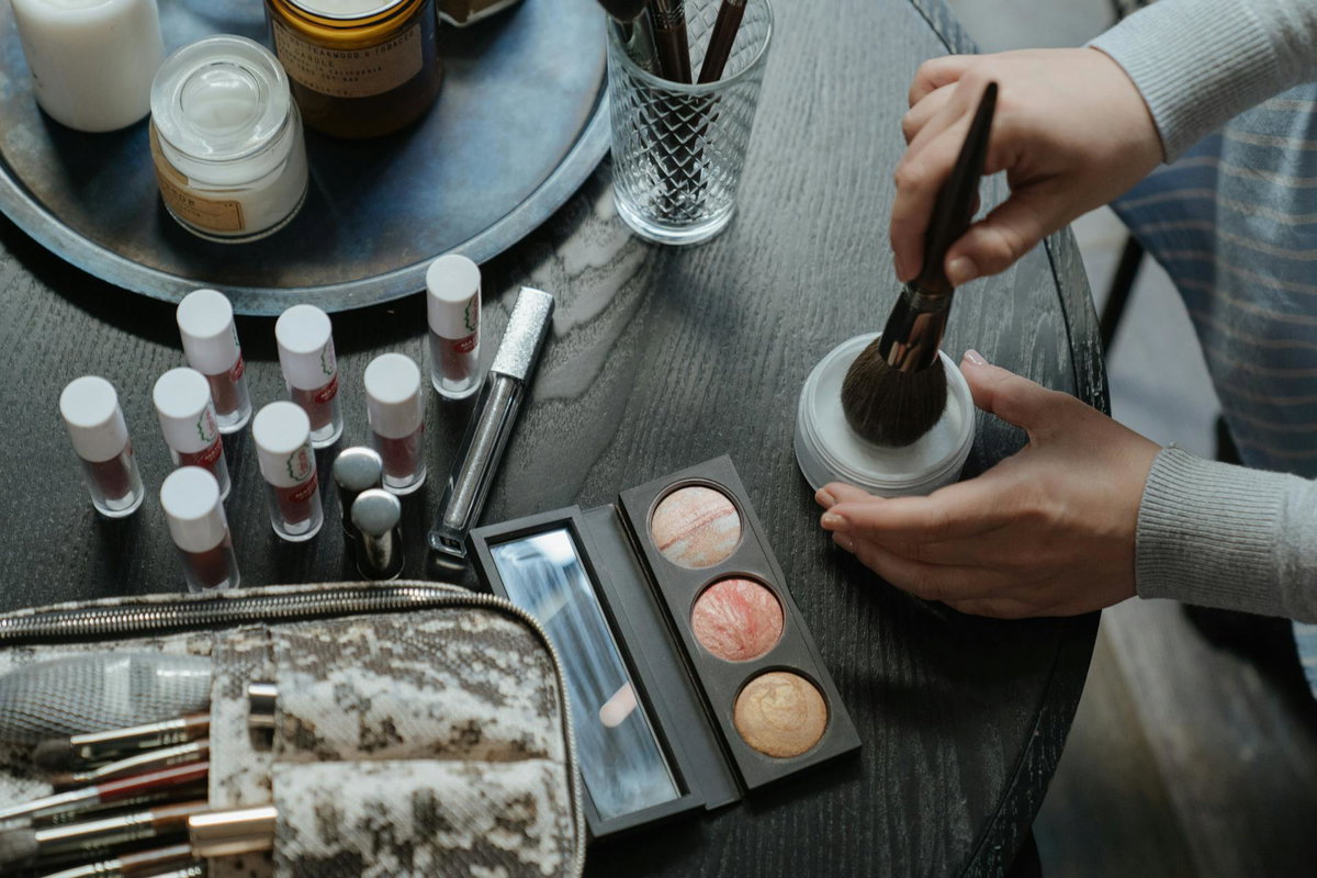 Verschiedenes Make-up auf einem dunklen Holztisch.
