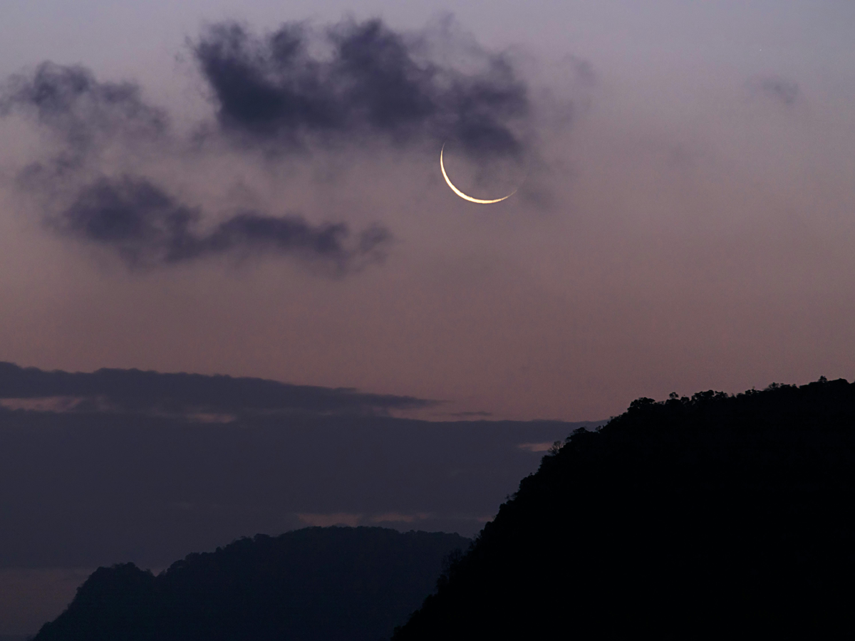 Neumond am Himmel