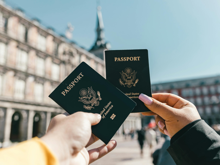 Frauen halten Reisepass hoch