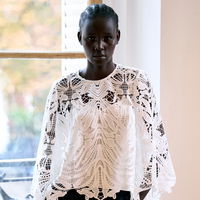 Mode-Trend 2025: Diese Bluse wirst du 2025 überall sehen