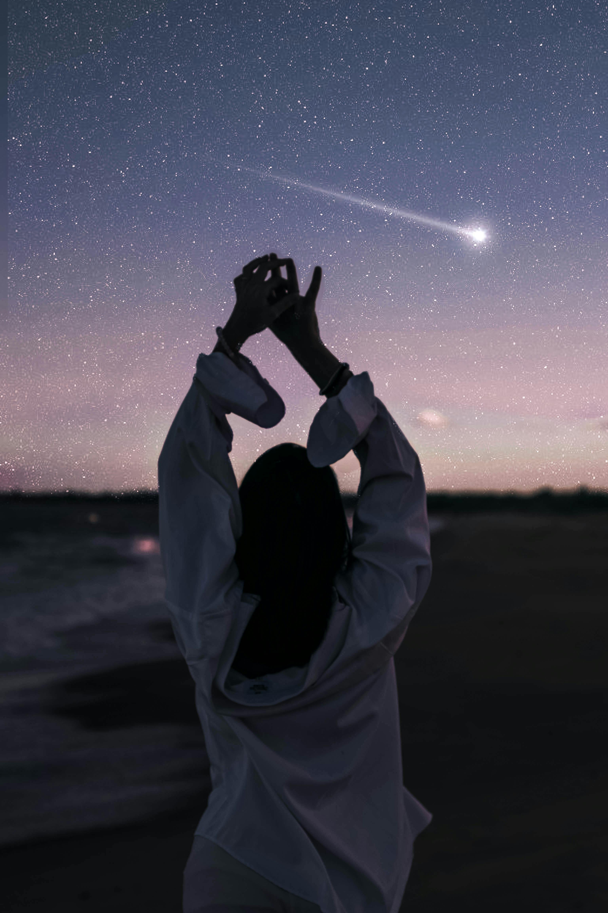 Frau steht vor Sternenhimmel