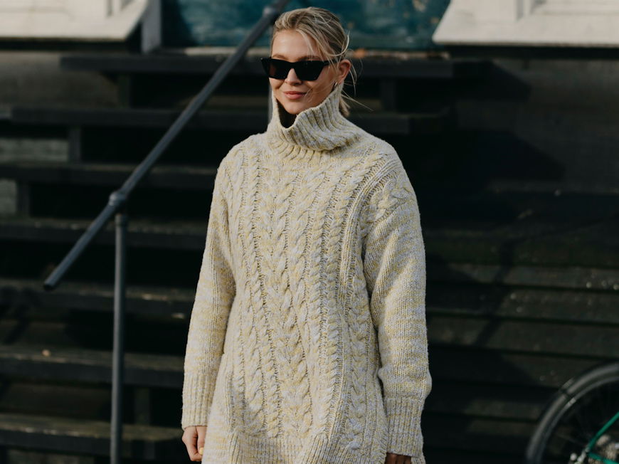Eine junge Frau in einem Oversized-Strickpullover