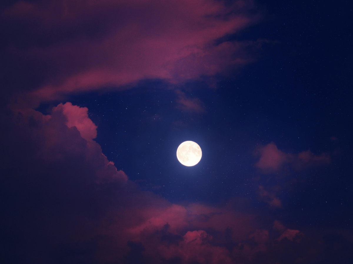 Mond am Himmel mit rosa Wolken