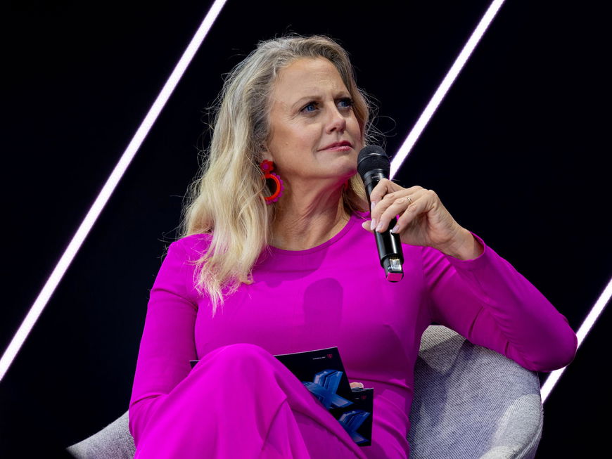 Barbara Schöneberger mit einem pinken Kleid.