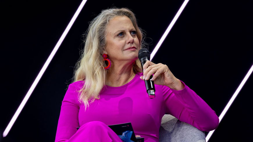 Barbara Schöneberger: So stylish und selbstbewusst zeigt sie ihre grauen Haare