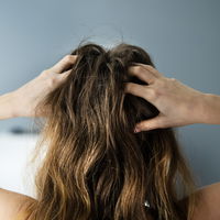 Gegen Schuppen und Fett: Dieser Trick rettet deine Kopfhaut im Nu