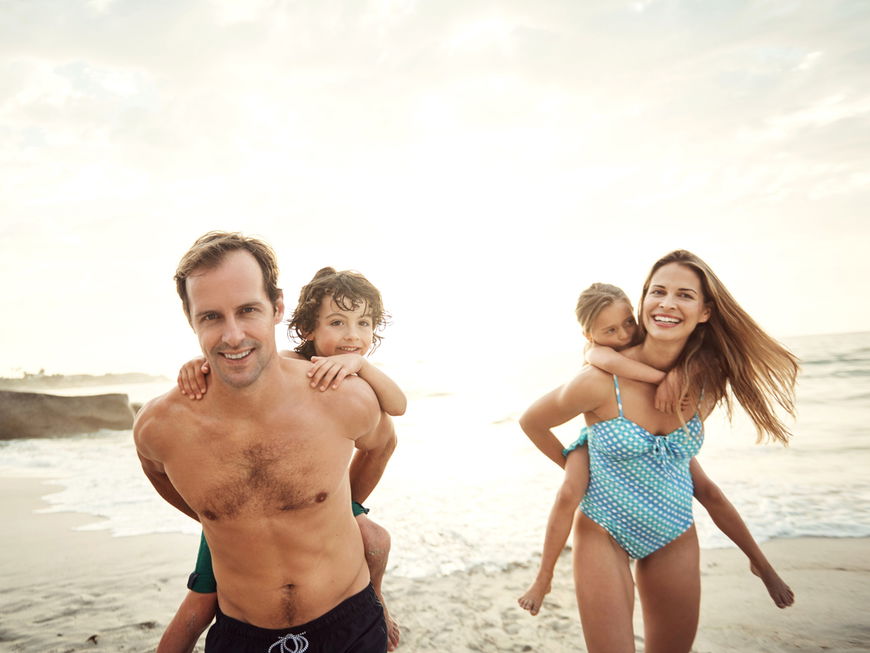 Junge Familie am Strand