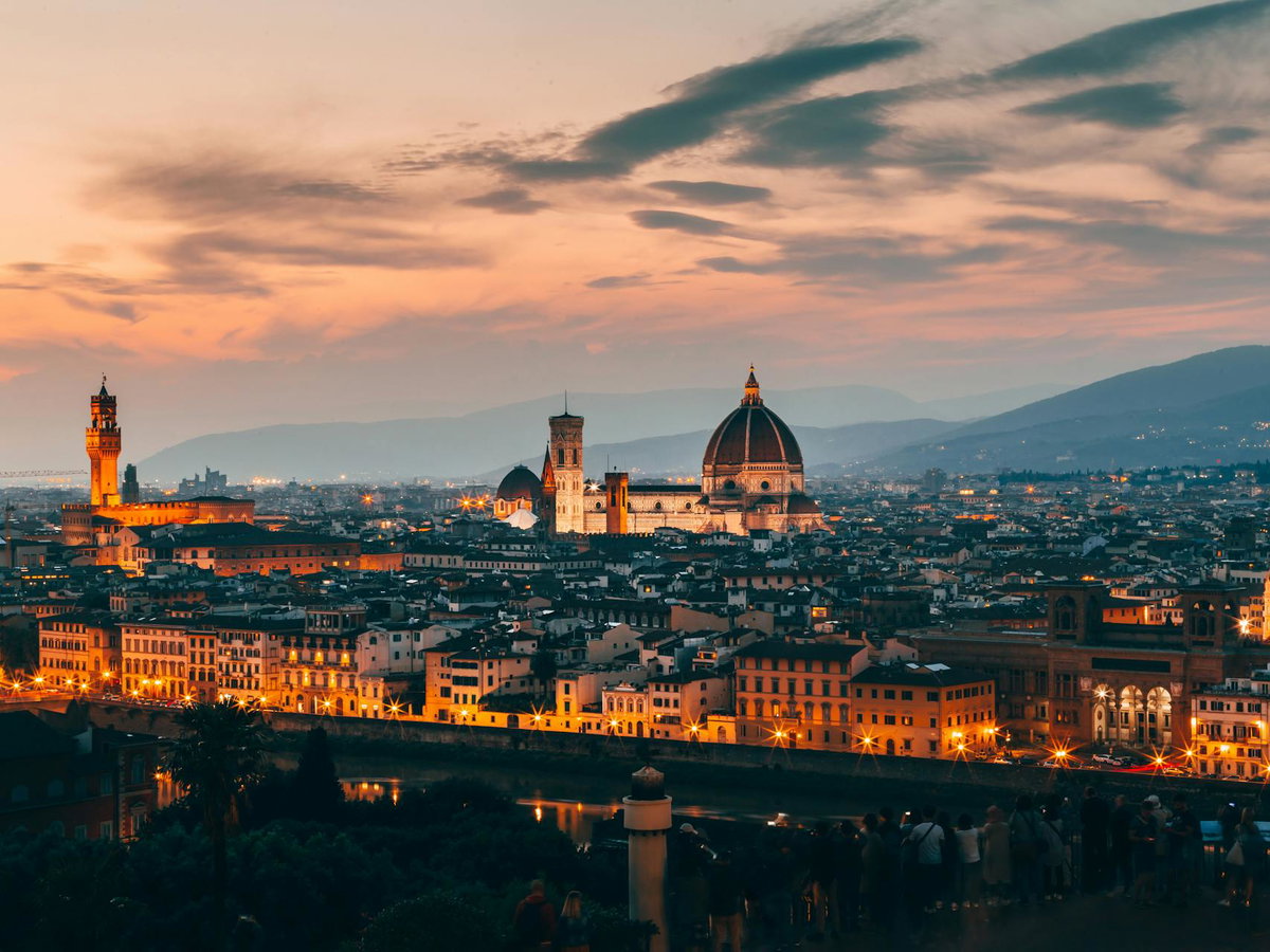Ein Blick über die Stadt Florenz in der Abenddämmerung.