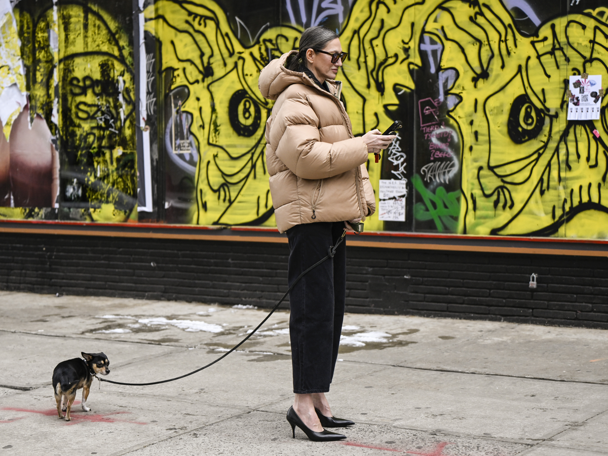Frau mit cropped Jeans