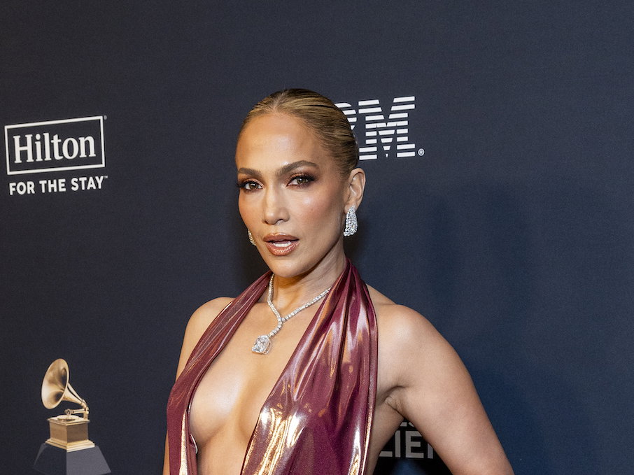 Jennifer Lopez mit einem dunkelroten, bodenlangen Kleid und einem tiefen Ausschnitt.