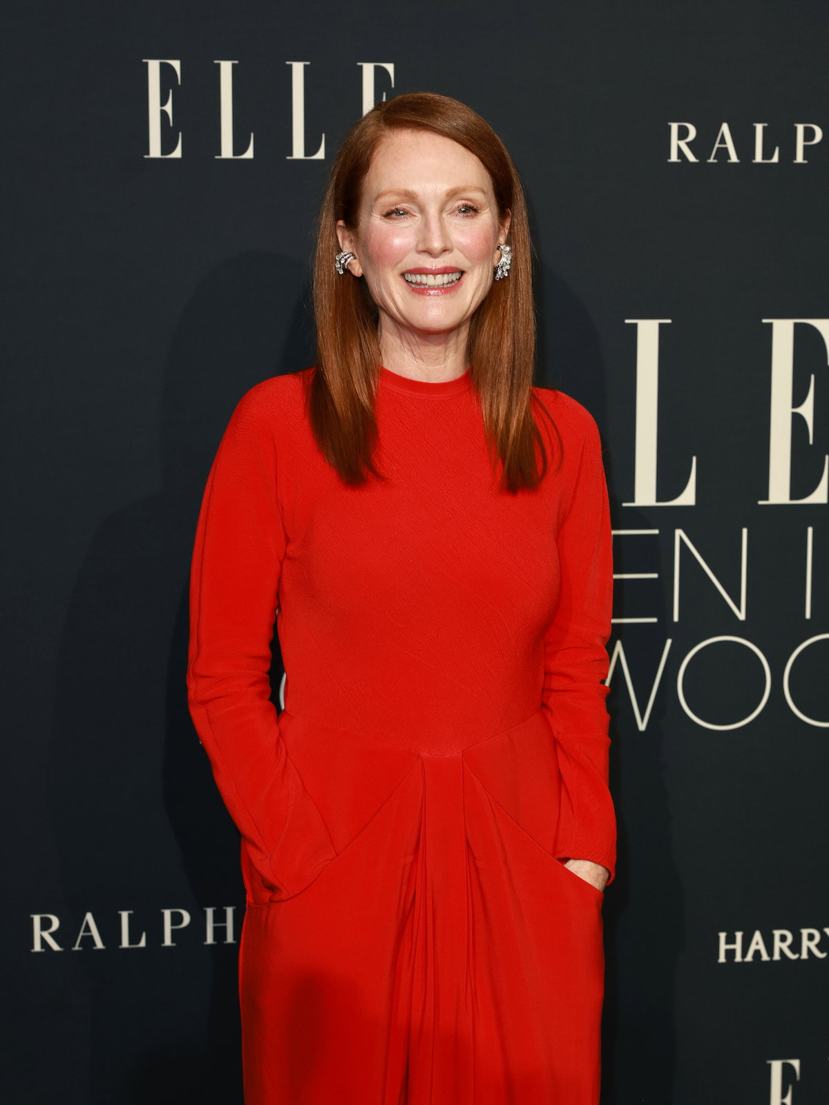 Julianne Moore auf dem roten Teppich mit einem roten, hochgeschlossenen Kleid.