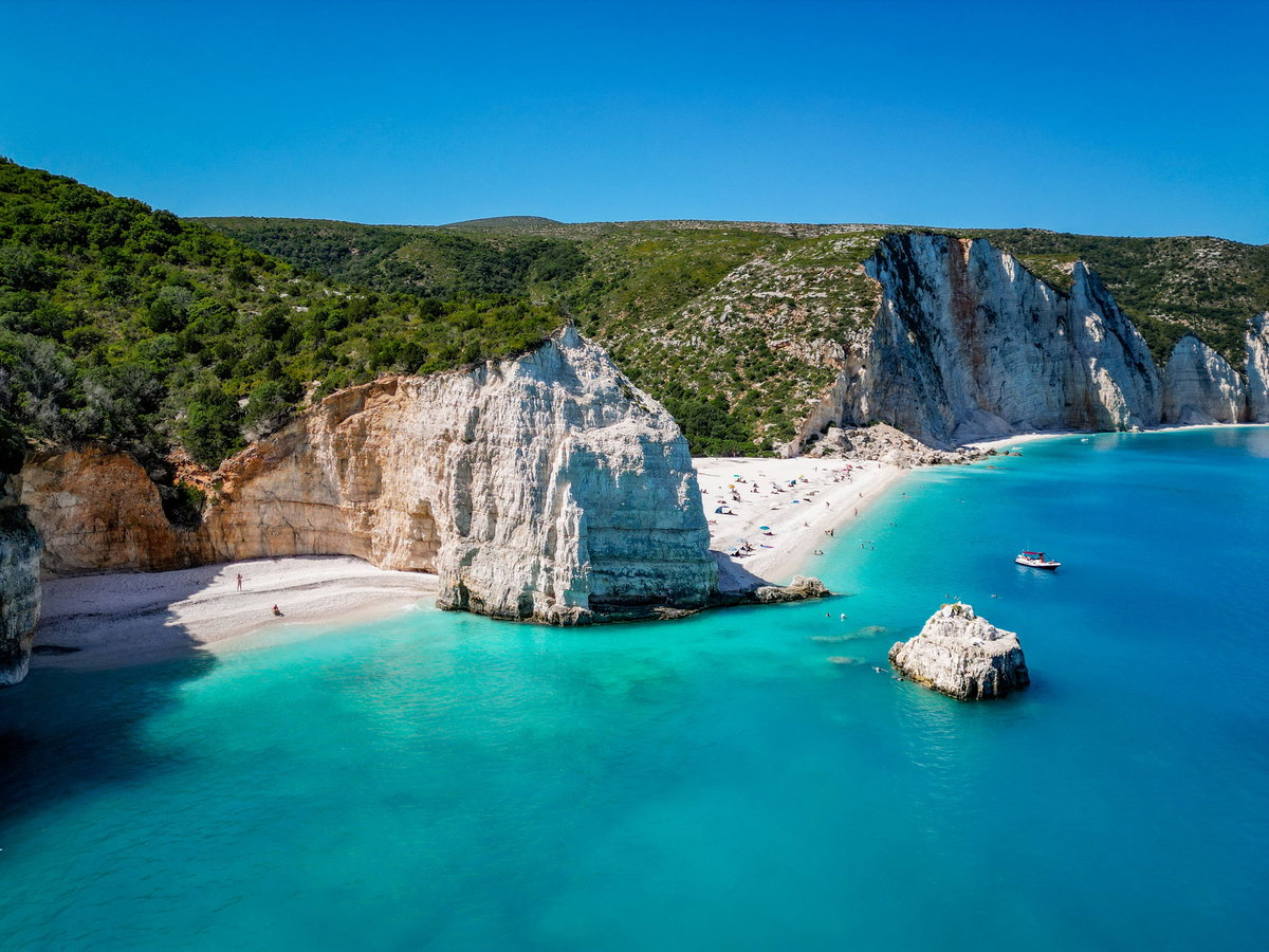 Die Küste, der Strand und das Meer von Kefalonia von oben.