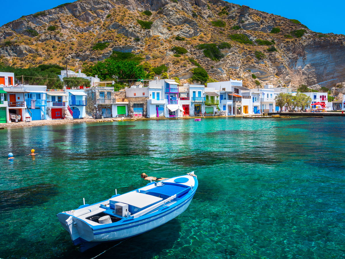 Bunte Häuser direkt am Meer auf der griechischen Insel Milos.