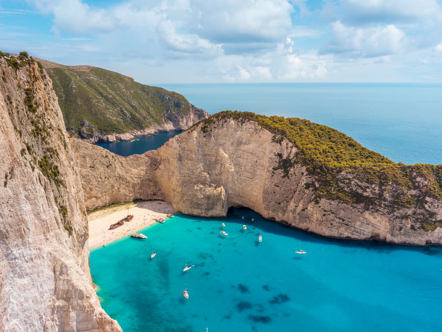 Navagio Strand mit Klippen und türkisfarbenem Wasser.