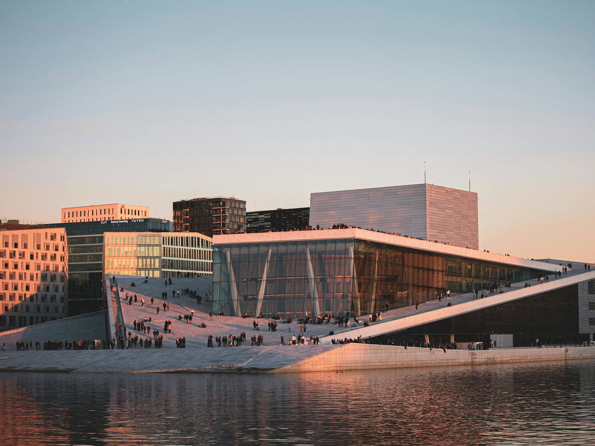 Verschiedene Gebäude mit vielen Glasscheiben in Oslo.