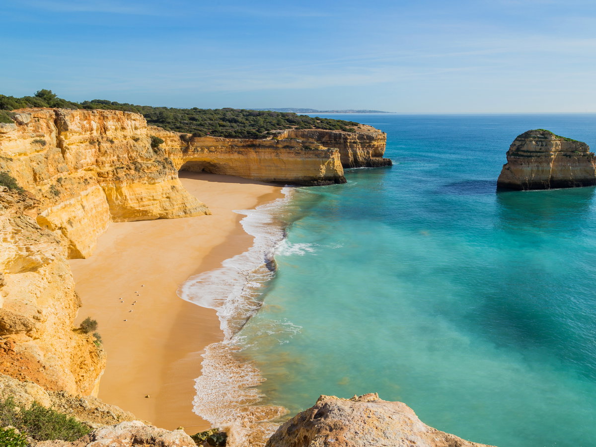 Die Praia da Marinha mit steilen Klippen und einem kristallklaren Wasser.