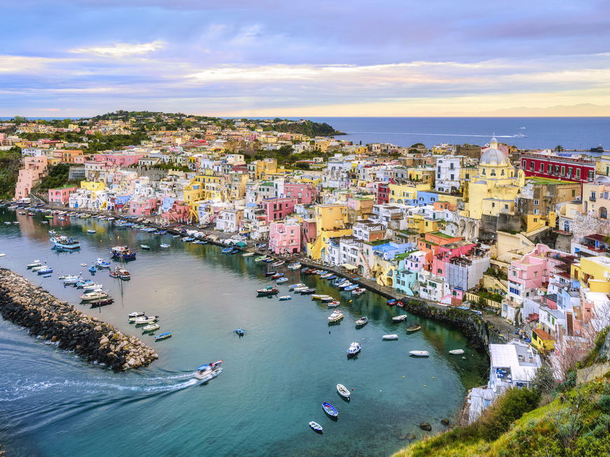 Die Küste von Procida mit vielen bunten Häusern.