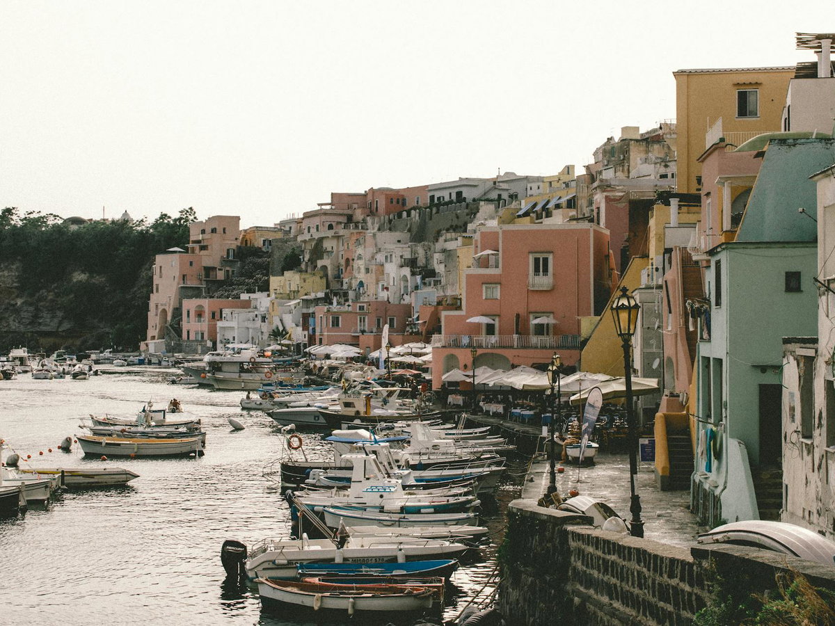 Die Küste von Procida mit bunten Häusern und kleinen Booten.