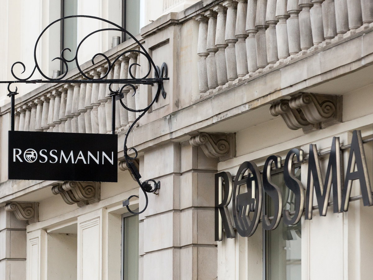 Rossmann Filiale von draußen mit schwarzer Schrift und schwarzem Logo.