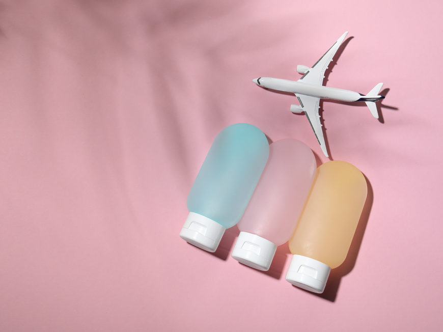 Reisegröße Kosmetik mit Flugzeug