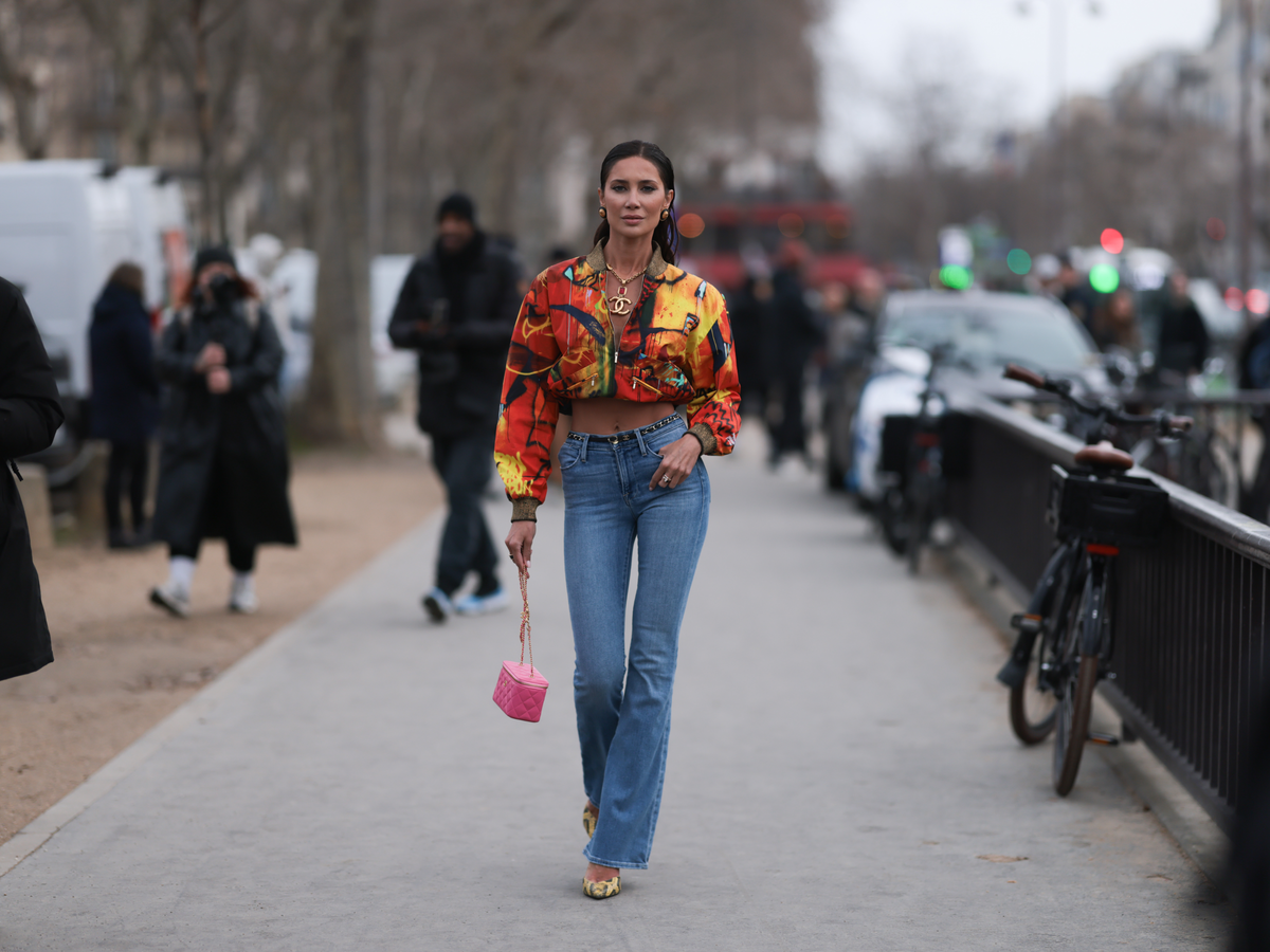 Frau trägt Jeans