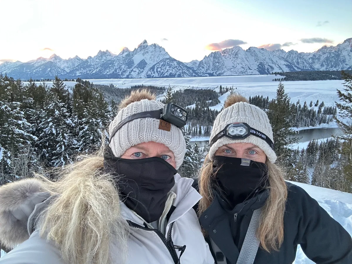 Susanne Kremer und eine andere Frau machen ein Selfie in Grand Teton
