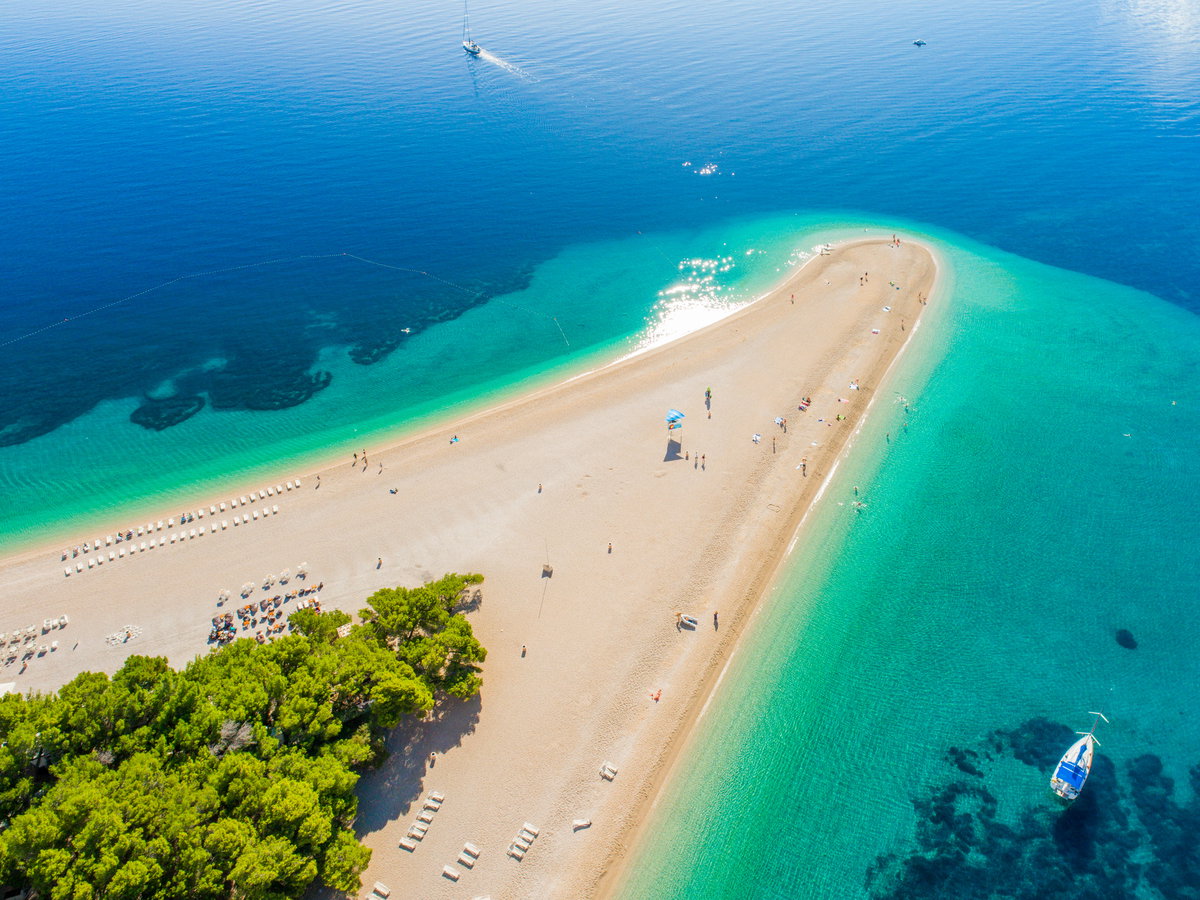 Spitz zulaufender Zlatni Rat Strand in Kroatien.