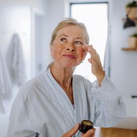 Beste Augencreme ab 50: Das ist das beliebteste Produkt aus der Drogerie