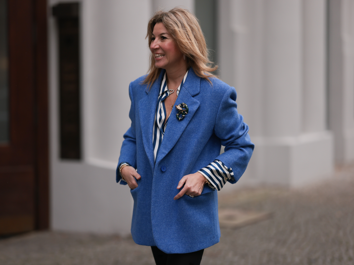 Frau in Blazer mit Brosche
