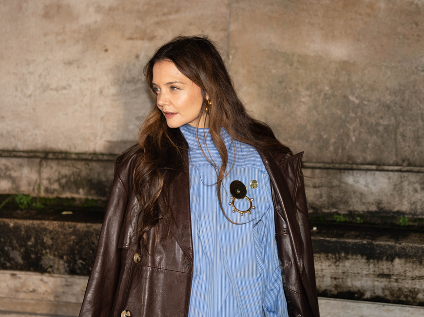 Katie Holmes mit Broschen auf dem Hemd.