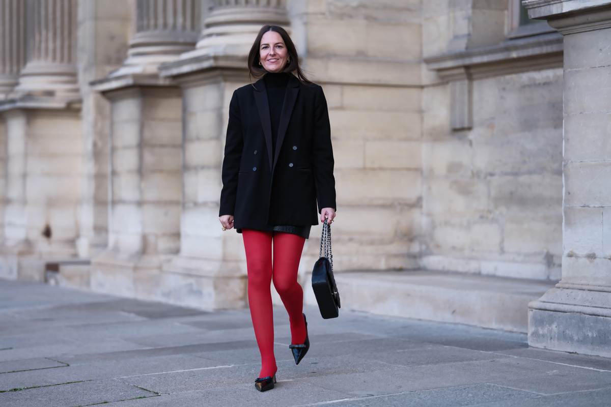 Frau in roter Strumpfhose
