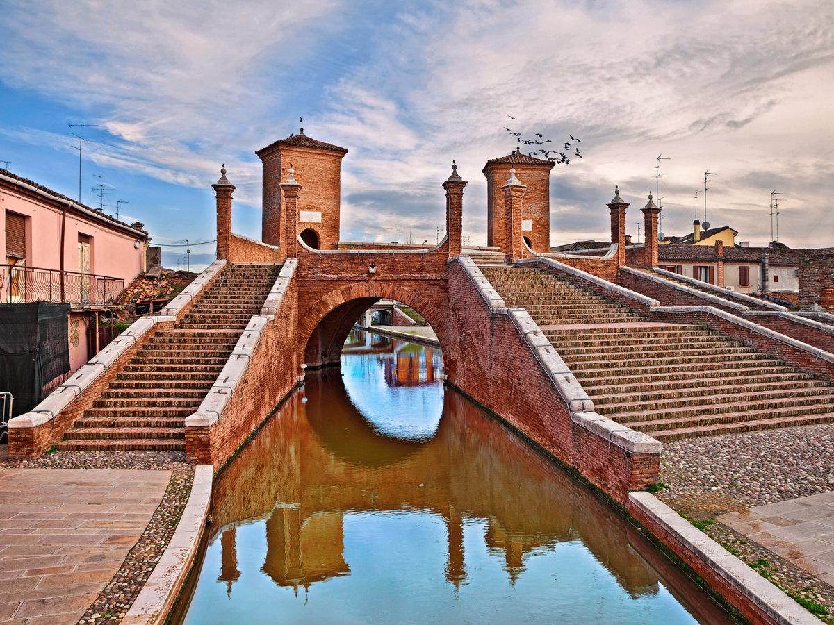 Die alte Fünf-Wege-Brücke Trepponti in der Altstadt von Comacchio.