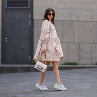 Elegantes Kleid mit Sneakern: So gelingt der trendy Stilbruch