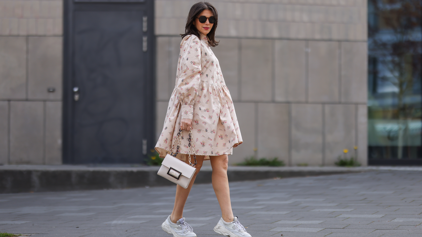 Elegantes Kleid mit Sneakern: So gelingt der trendy Stilbruch