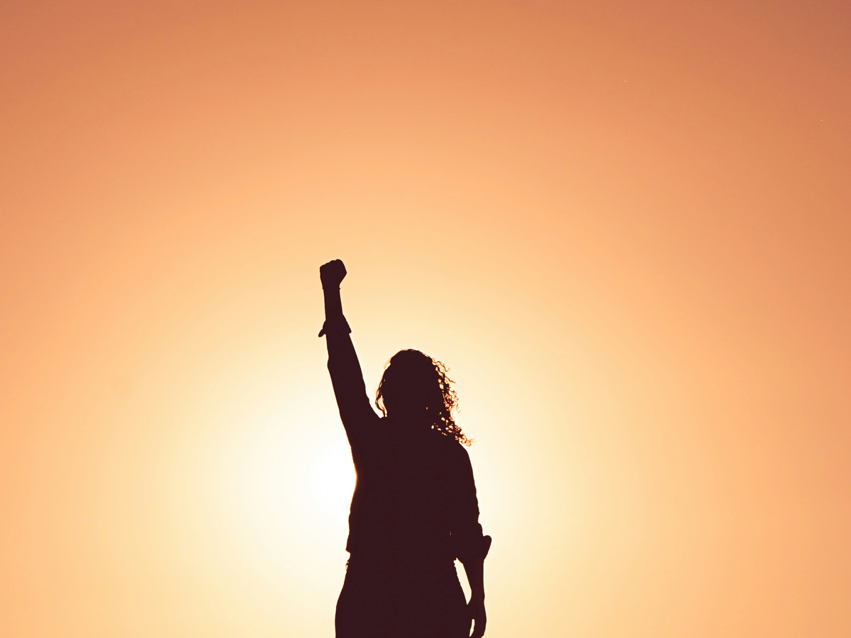 Powerfrau vor Sonnenuntergang