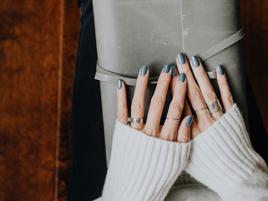 Frau mit Nagellack