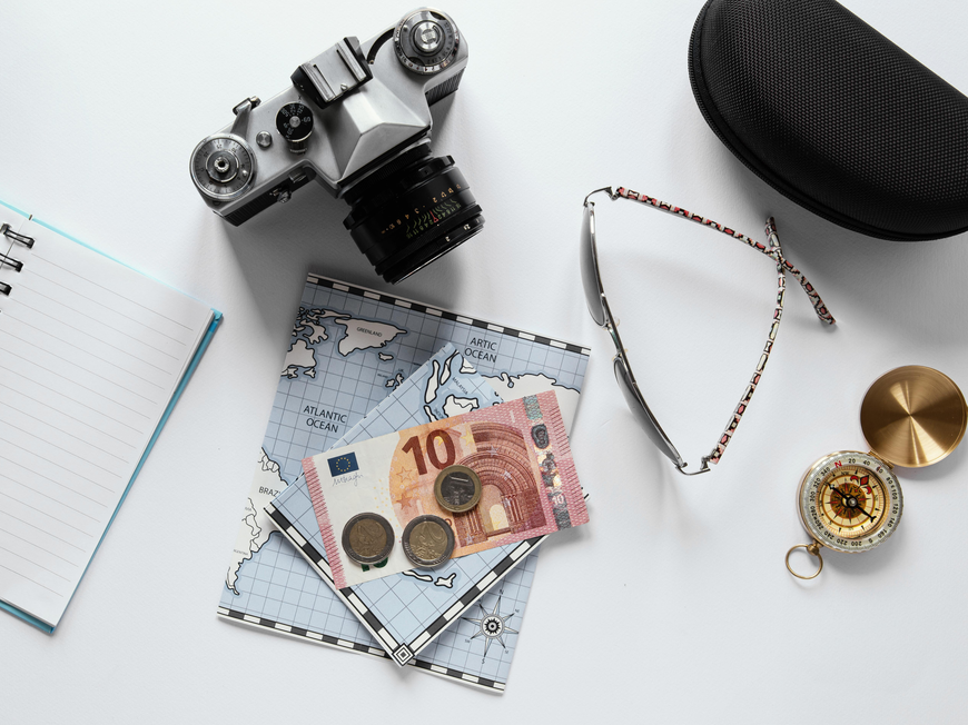 Geld und Reiseutensilien
