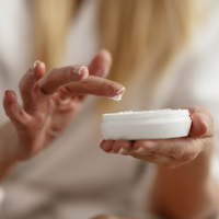 Handcremes mit LSF: Diese 5 Produkte schützen deine Hände jetzt vor Hautalterung