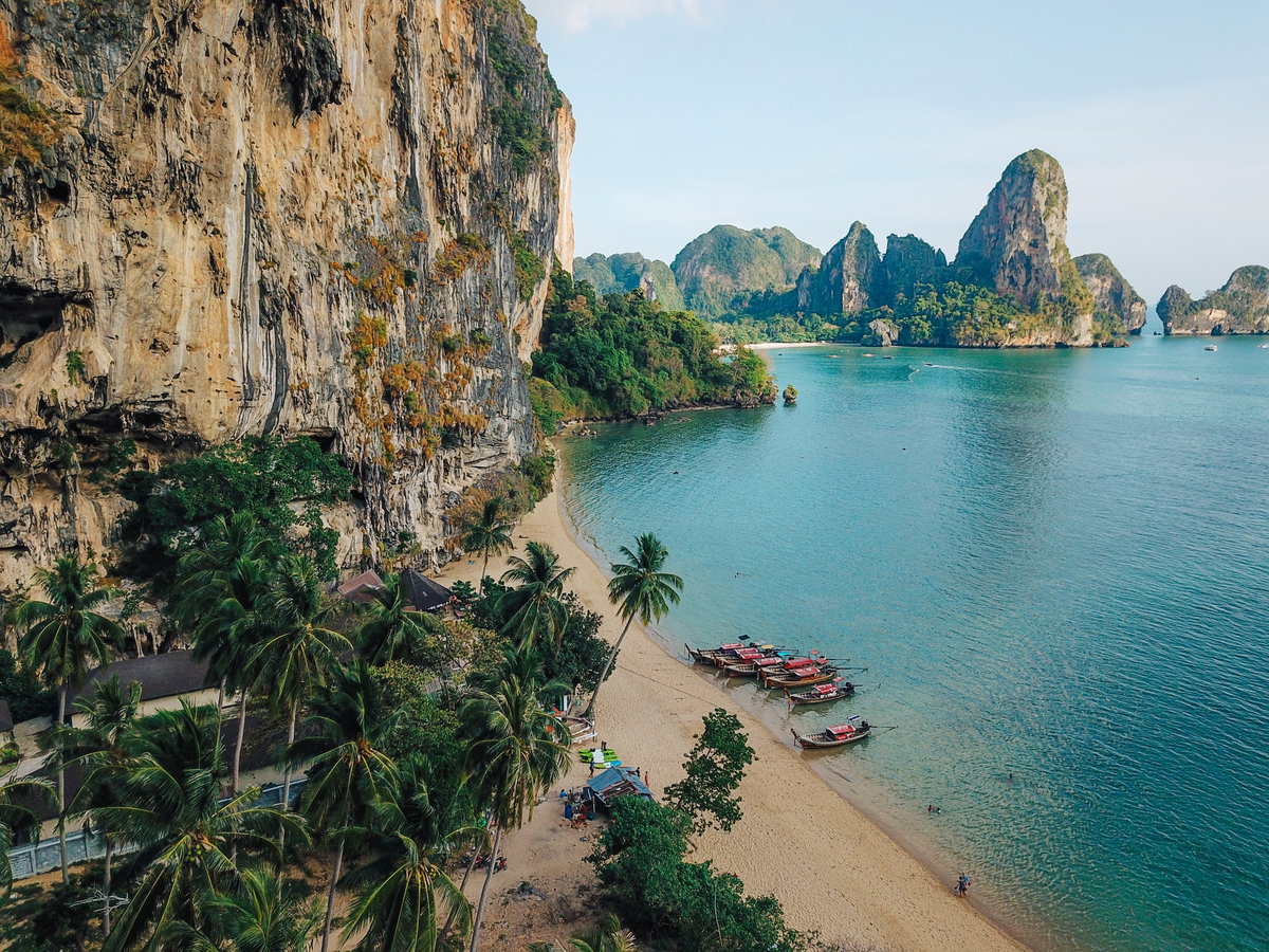 Die Küste mit Klippen eines Felsen am Meer von Krabi.